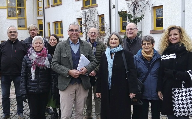 Markus Vollmer (5. v. l.) und Ratsmitg...nbergs &#8222;Grner Mitte&#8220; vor.  | Foto: Winfried Kninger