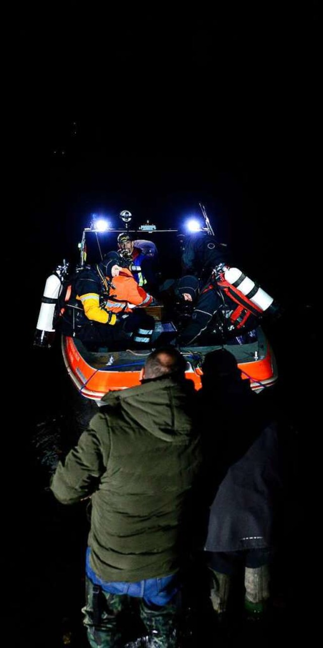 Sogar nachts waren die Rettungstaucher in Sachen Seerettung unterwegs.   | Foto: Ingo Schneider