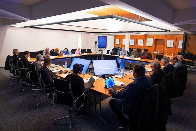 Der Bauausschuss bei seiner ersten ffentlichen Sitzung im neuen Saal.  | Foto: Volker Mnch