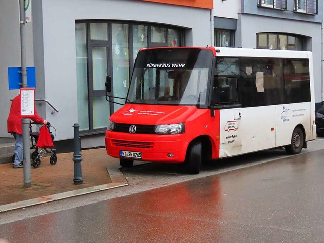 Der Wehrer Brgerbus an der Haltestelle Seniorenanlage Adler an der Hauptstrae.  | Foto: Gerd Leutenecker