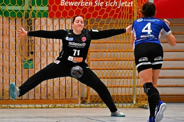 Die Freiburgerin Torhterin Leonie Kun...i einem gegnerischen Siebenmeter lang.  | Foto: Achim Keller