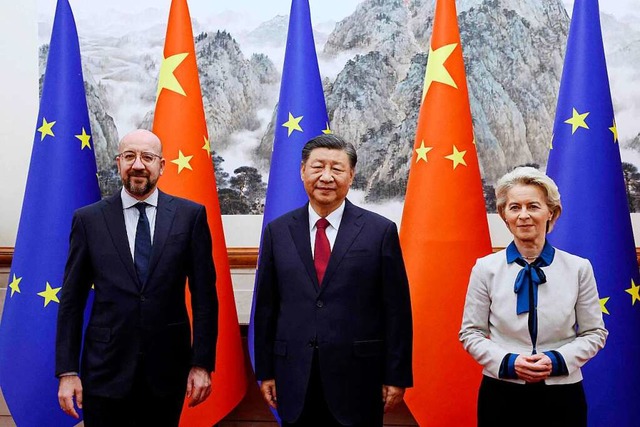 Zu Gast bei Chinas Machthaber Xi: Charles Michel und Ursula von der Leyen.  | Foto: DARIO PIGNATELLI (AFP)