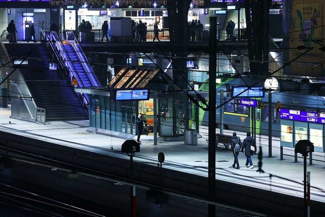 Leere Bahnhfe berall in Deutschland ...; wie hier in Hamburg am Freitagmorgen  | Foto: Bodo Marks (dpa)