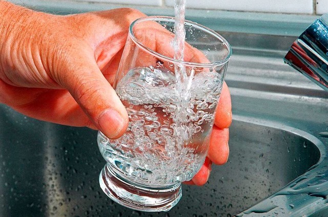 Ein erfrischender Schluck aus dem Wasserhahn wird teurer.  | Foto: dpa