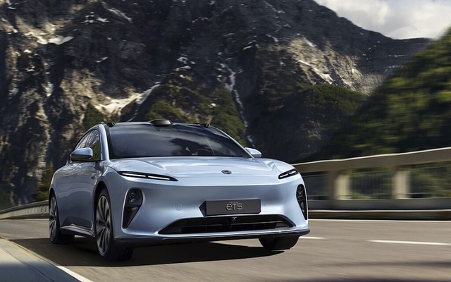 Elektrisch reisen: Der Nio ET5 Touring... einer Ladung rund 560 Kilometer weit.  | Foto: Nio (dpa)