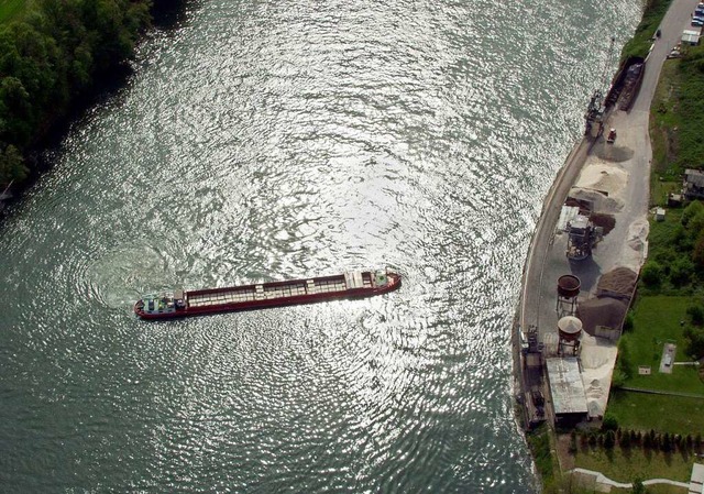 Ein Schiff treibt bei einem missglckt...rt mit einer Pumpstation (Symbolfoto).  | Foto: Erich Meyer