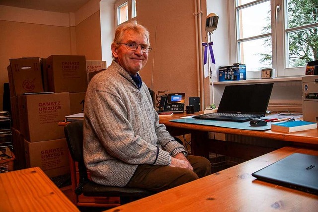 Pfarrer Bernhard Dorner an seinem neue...d warten darauf, ausgepackt zu werden.  | Foto: Marius Alexander