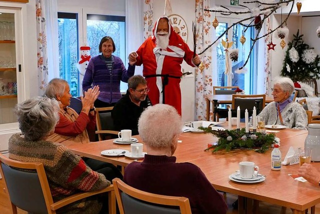Der Nikolaus besuchte die Gste der Ta... Kirchzarten beim Tag der offenen Tr.  | Foto: Louisa Krieg
