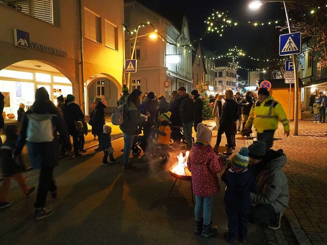 Flanieren bis in den spten Abend hine...se Gelegenheit nutzten viele Besucher.  | Foto: Herbert Frey