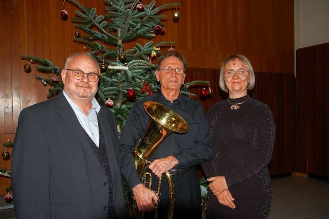 Manfred Eble (Mitte) wurde fr 60 Jahr...l und Dirigentin Ellen Frster geehrt.  | Foto: Wolfgang Beck