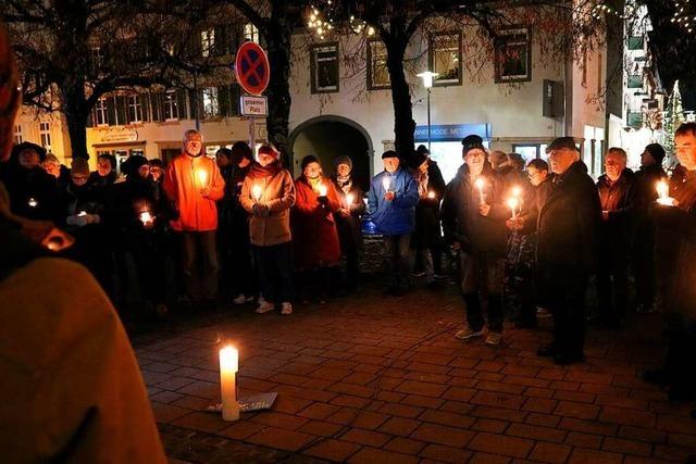 Die Initiativgruppe Stolpersteine setzt in Schopfheim ein Zeichen der Solidaritt