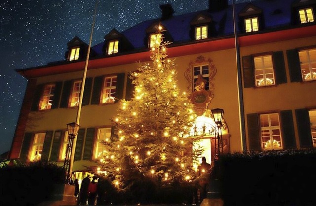 Der Weihnachtsbaum mit seinen vielen Lichtern weist auf den Weihnachtsmarkt hin.  | Foto: Gemeinde Mnstertal