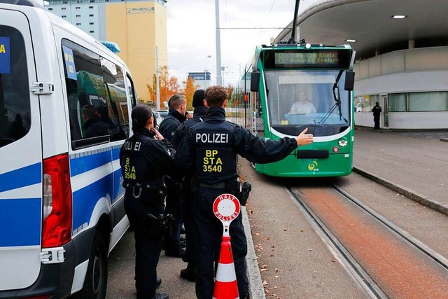 Die Bundespolizei kontrolliert seit Mi...ie von Basel nach Weil am Rhein fhrt.  | Foto: IMAGO/lukas hausendorf