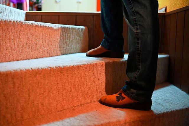 Wird die Treppe zur Hrde, kann ein Treppenlift helfen. Der aber kostet.  | Foto: Nicolas Armer