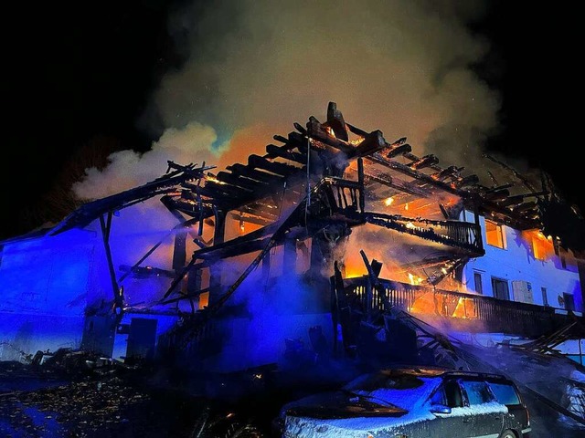In der Nacht auf den ersten Advent ist...nten Grnden fast komplett abgebrannt.  | Foto: Feuerwehr Waldkirch