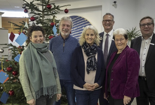 Vertreterinnen und Vertreter von Kinde...lladen und der Sparkasse am Wunschbaum  | Foto: Verein