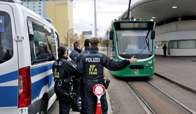 Die Bundespolizei kontrolliert seit Mi...de Tram, die nach Weil am Rhein fhrt.  | Foto: IMAGO/lukas hausendorf