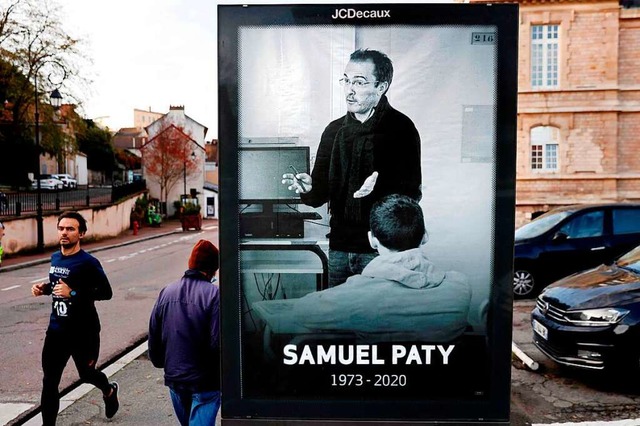 Ein Poster an einer Anzeigentafel erin...eten Lehrer Samuel Paty in Frankreich.  | Foto: THOMAS COEX (AFP)