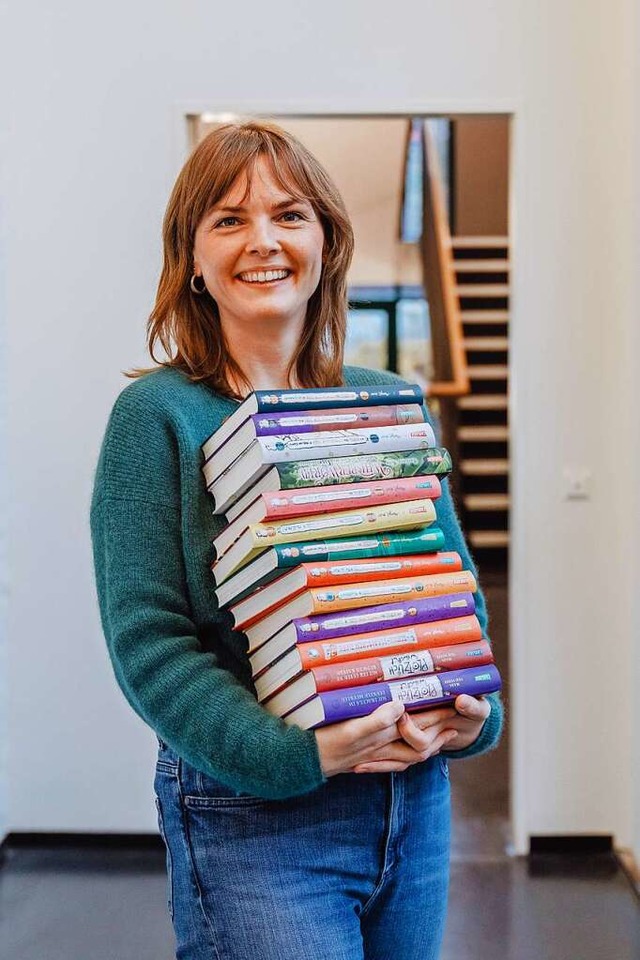 Caroline Fuchs mit einem Stapel Bcher...agischen Tiere&#8220; von Margit Auer.  | Foto: VIKTORIA GIPP