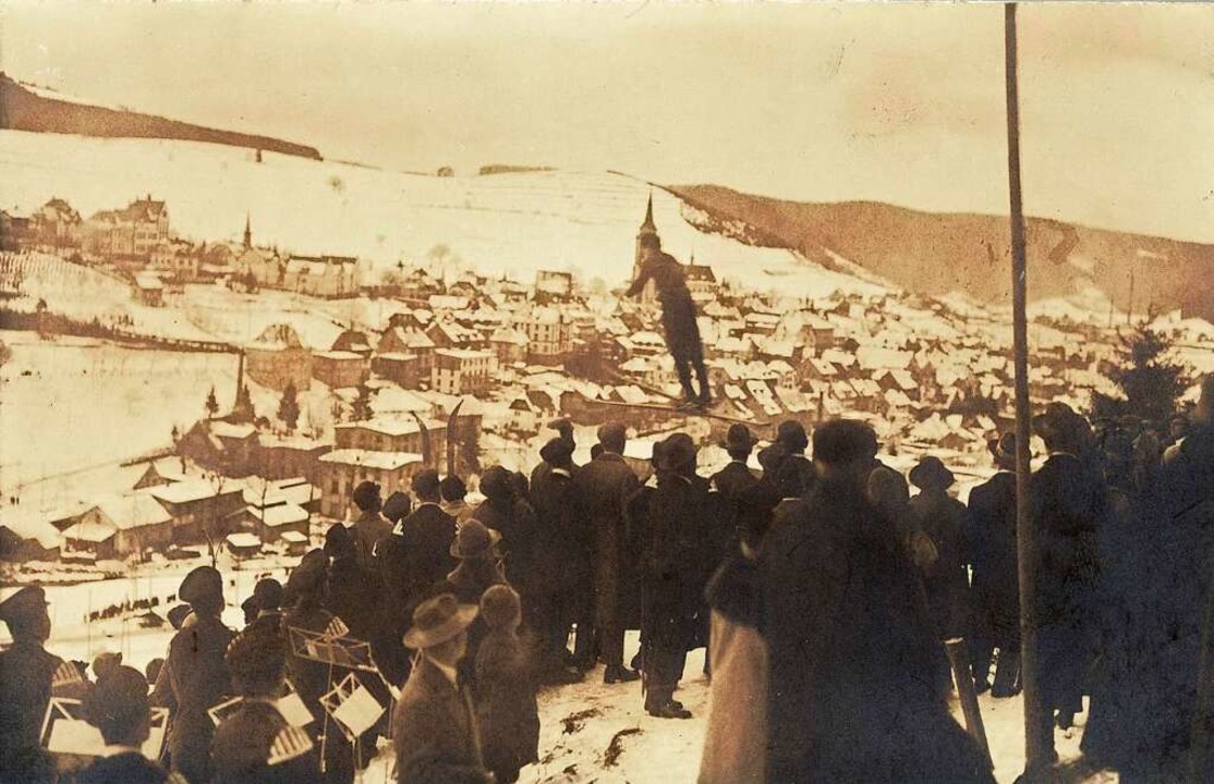 Skispringen an der ersten Neustädter S...aufspielte. Das Bild entstand um 1920.  | Foto: Skiclub Neustadt