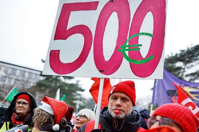 Teilnehmer demonstrieren bei einer Kun...ch Gewerkschaften und Lnder geeinigt.  | Foto: Carsten Koall (dpa)