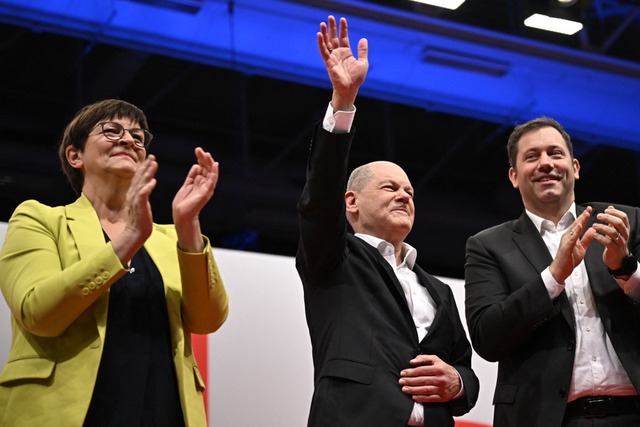 Saska Esken, Bundeskanzler Olaf Scholz...il auf auf dem Bundesparteitag der SPD  | Foto: TOBIAS SCHWARZ (AFP)