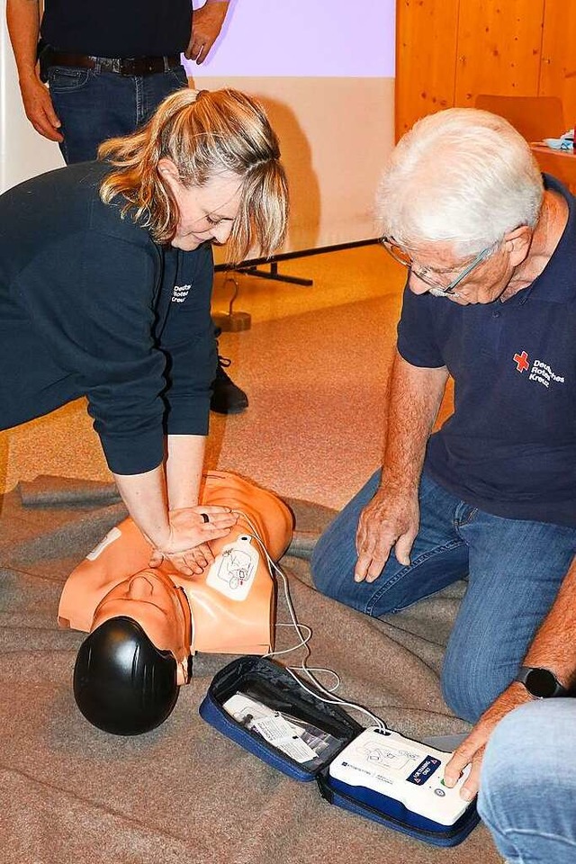 Bereitschaftsleiterin Angela Maier und...en das Vorgehen mit dem Defibrillator.  | Foto: Dorothe Kuhlmann