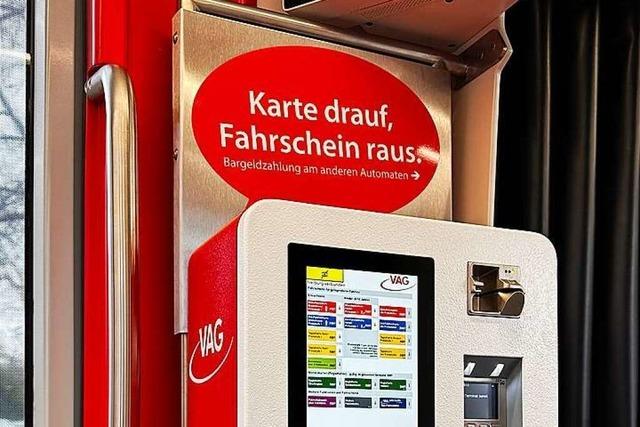 In Freiburgs neuen Straenbahnen kann man auch per Handy bezahlen