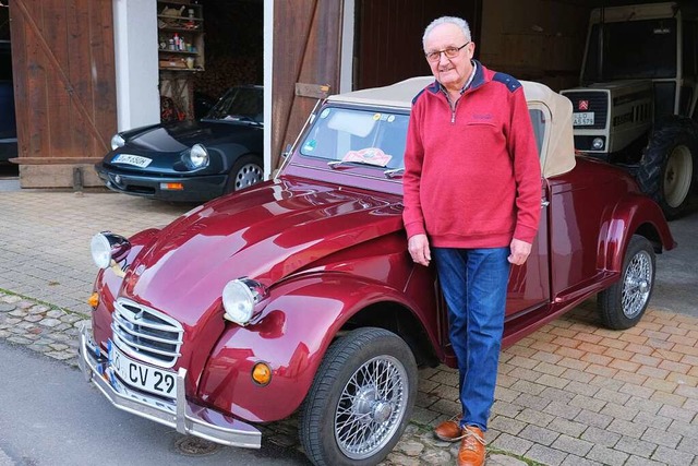 Manfred Maier mit seinen Schtzchen: e...einem Alfa Romeo Spider im Hintergrund  | Foto: Martin Pfefferle