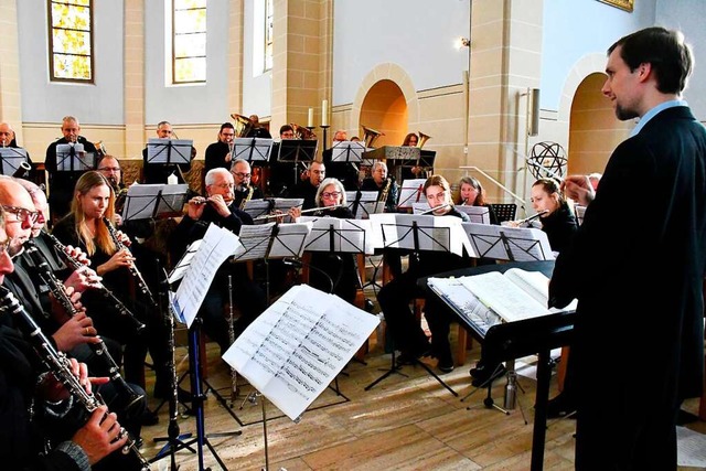 Die Stadtmusik spielte in der vollbese... Bonifatiuskirche ein Adventskonzert.   | Foto: Barbara Ruda