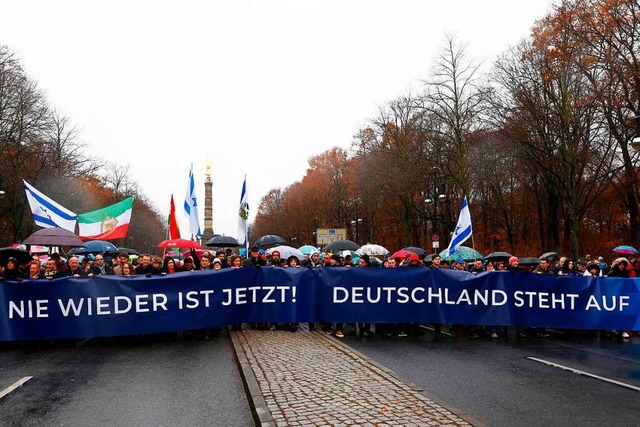 Von der Siegessule ziehen die Demonst...d Demonstranten zum Brandenburger Tor.  | Foto: MICHELE TANTUSSI (AFP)