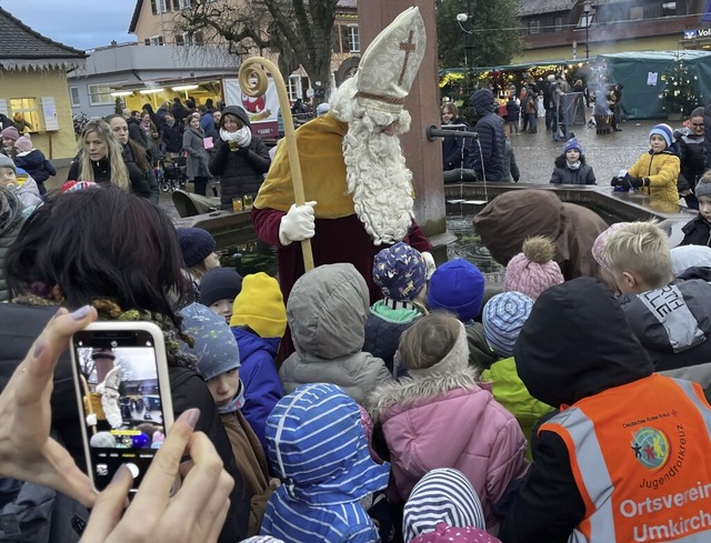 Natrlich kam auch der Nikolaus auf de...e sogleich umringt von vielen Kindern.  | Foto: Mario Schneberg