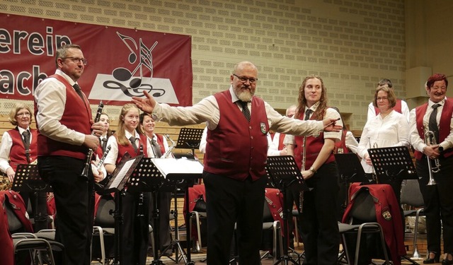 Der Musikverein Wallbach spielte unter...eas Weber zu seinem Jahreskonzert auf.  | Foto: Michael Gottstein