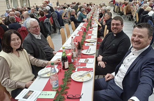 Gut gelaunt beim Seniorennachmittag in...rt Malzacher (links) und Steffen Kolb.  | Foto: Reinhard Herbrig