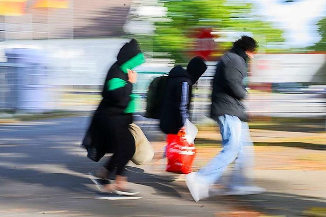 Die Unterbringung und Betreuung der un...hrigen ist mit viel Aufwand verbunden.  | Foto: Julian Stratenschulte (dpa)