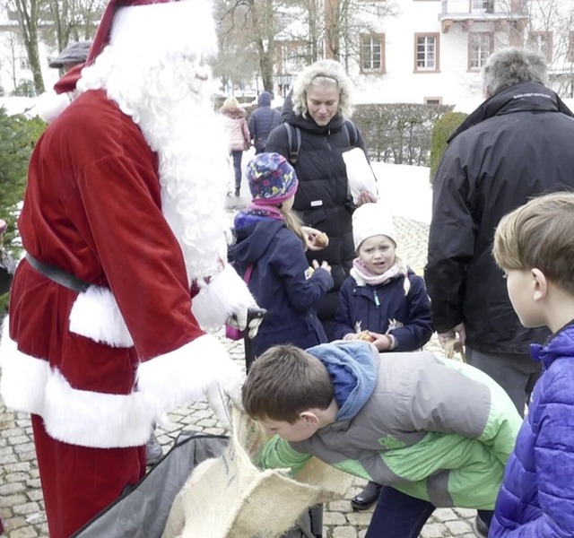 Ein tiefer Griff in den berraschungss...und Besucher auch selbst aktiv werden.  | Foto: Sebastian Barthmes