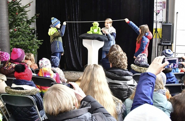 Zirkuskunst und Variet   mit dem Ense... Bild Samuel und sein Drache Jonathan.  | Foto: Dieter Erggelet