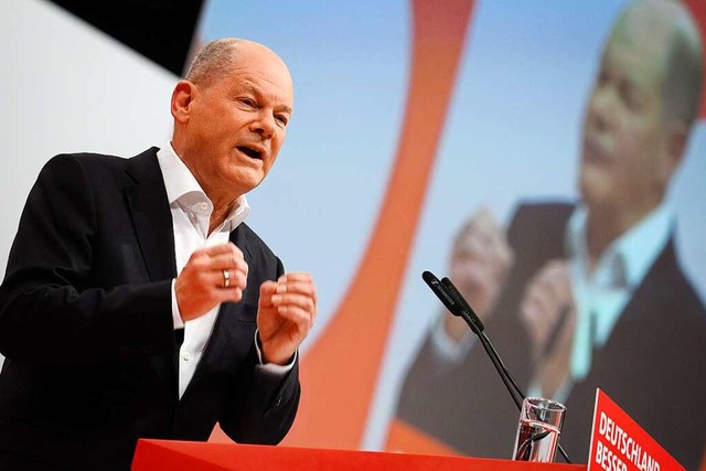 Olaf Scholz redet auf dem Parteitag 51... anschlieend fnf Minuten beklatscht.  | Foto: Bernd von Jutrczenka (dpa)