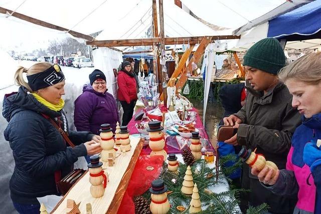 Strmische Weihnachtsmarktpremiere an der Hngebrcke in Todtnauberg