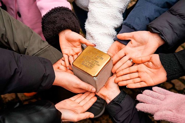 Eine symbolische Geste - Stolpersteine...gt wird, konnte auch angefasst werden.  | Foto: Fabian Linder