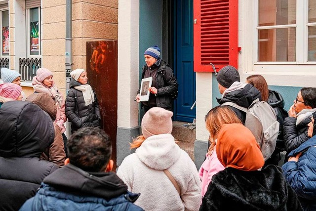 Jenny Haas von &#8222;Aufstehen gegen ... einer Stolpersteinfhrung   deutlich.  | Foto: Fabian Linder