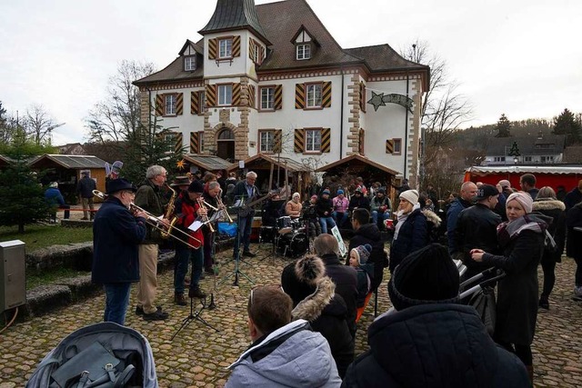 Am Schloss Entenstein ist am Sonntag e...mmerung wurde es besonders heimelig.   | Foto: Volker Mnch