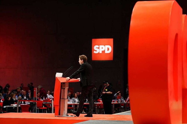 SPD-Generalsekretr Kevin Khnert spri...em Bundesparteitag zu den Delegierten.  | Foto: Bernd von Jutrczenka (dpa)