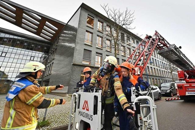 Die Freiwillige Feuerwehr war in Freiburg-Rieselfeld mit der Drehleiter im bungseinsatz