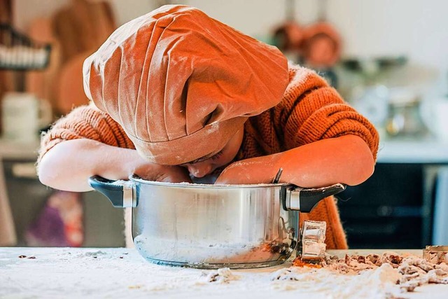 Ein Spa vor allem fr Kinder: Pltzchenbacken in der Vorweihnachtszeit   | Foto: IMAGO/Vira Simon