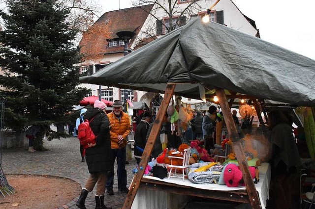 Besucher fanden auf dem Weihnachtsmarkt am Rathaus ein reichhaltiges Angebot.  | Foto: Thomas Loisl Mink