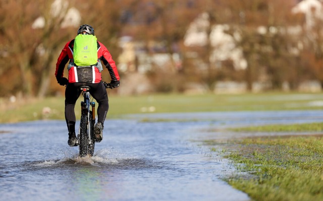 Ab Donnerstag ist beim Thema Regen Entspannung in Sicht.  | Foto: Thomas Warnack (dpa)