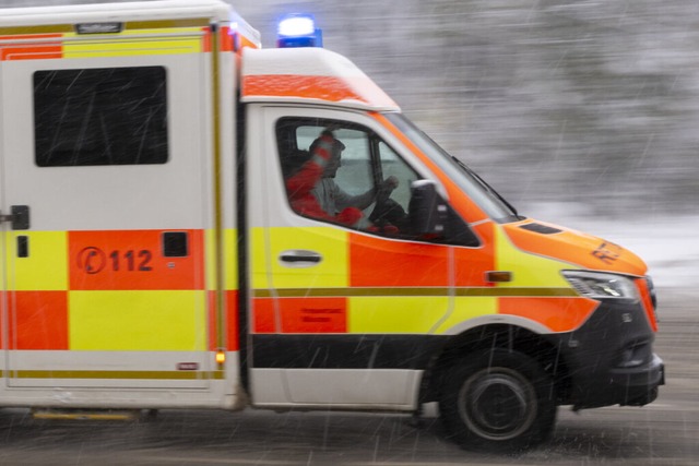 Der Rettungsdienst muss sich um die drei Verletzten kmmern (Symbolfoto).  | Foto: Peter Kneffel (dpa)