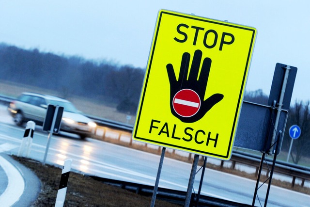 Eine 86 Jahre alte Frau ist als Falsch...bei Rheinfelden unterwegs (Symbolfoto)  | Foto: Tobias Hase (dpa)