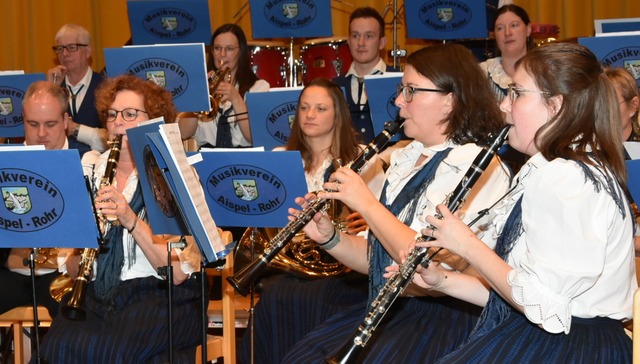 Die Musikerinnen und Musiker sind hochkonzentriert.  | Foto: Stefan Pichler